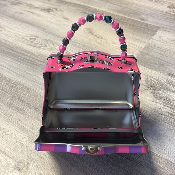 Hello Kitty Halloween tin box with beaded handle - Picture 5 of 6